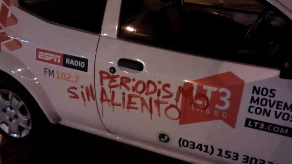 Pintada, bandera y presiones: noche hostil con la prensa - Rosario3.com