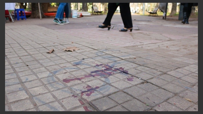 Restos de sangre en plaza López tras el asesinato del hombre. 
