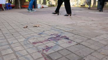 Restos de sangre en plaza López tras el asesinato del hombre.