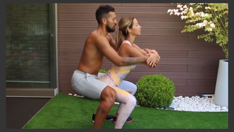 “Ya os dije que Ezequiel había cogido el gustillo a realizar vídeos, pero que conste que todo lo hace por ganarse a mi familia virtual”, dijo Tamara.