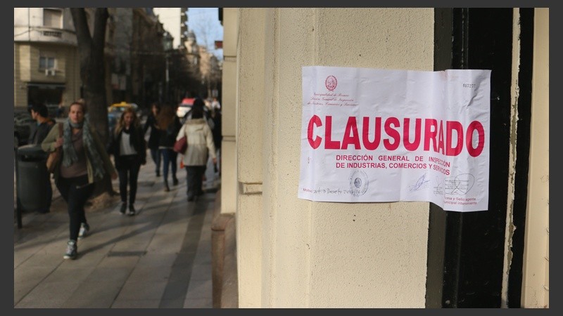 El cartel de clausura en la puerta del local. 