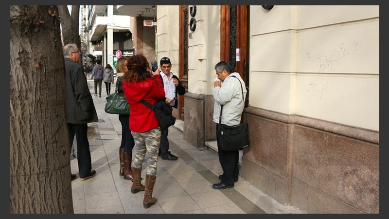 Inspectores en el frente del local este viernes. 