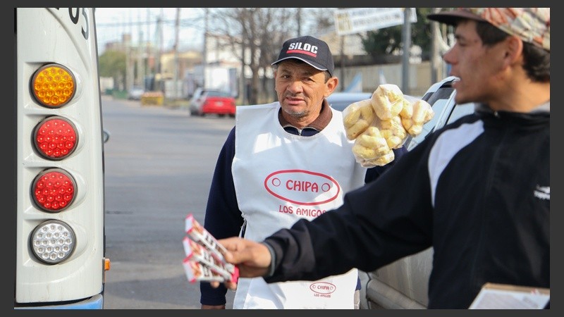Oferta variada en la esquina de 27 de Febrero y Avellaneda: chipá, chocolate y limpieza de vidrios.