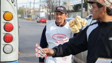 Oferta variada en la esquina de 27 de Febrero y Avellaneda: chipá, chocolate y limpieza de vidrios.