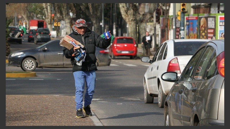 Antonio vende turrones, alfajores y hasta medias en Oroño y 27 de Febrero.