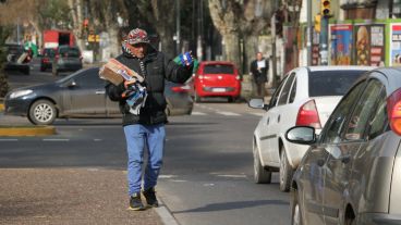 Antonio vende turrones, alfajores y hasta medias en Oroño y 27 de Febrero.