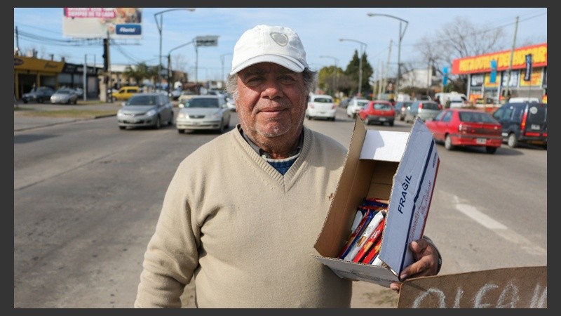 Antonio tiene 61 años, vende alfajores y turrones en Pellegrini y Provincias Unidas.