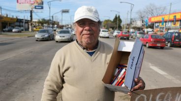 Antonio tiene 61 años, vende alfajores y turrones en Pellegrini y Provincias Unidas.