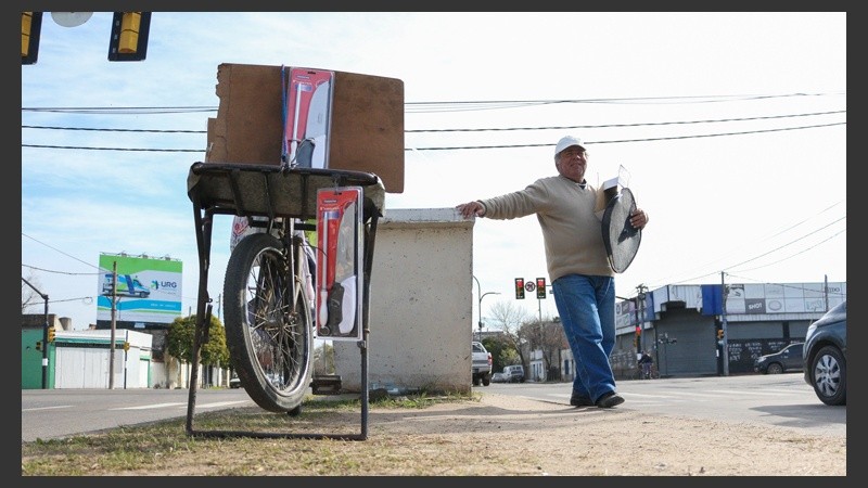 Antonio se bajó de la bicicleta y cambió los churros por otros productos.
