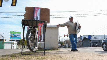 Antonio se bajó de la bicicleta y cambió los churros por otros productos.