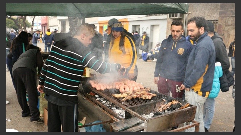 Los hinchas en las inmediaciones del estadio.