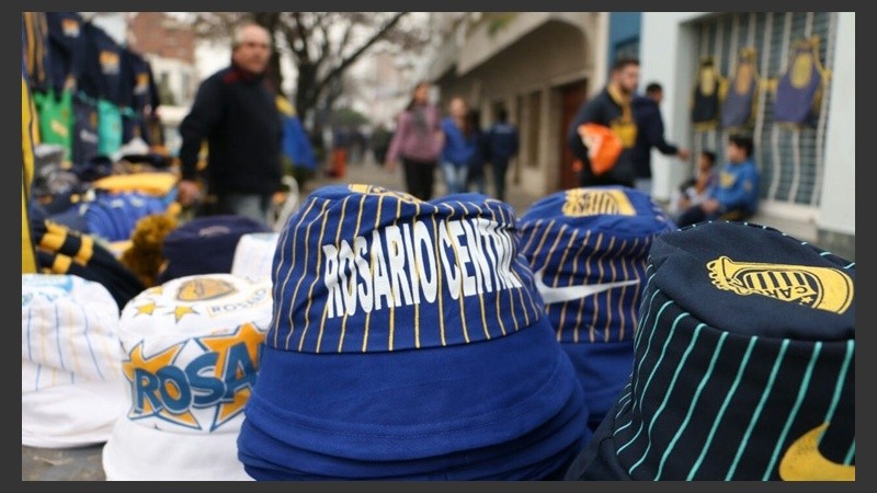 Hay gorro, bandera y vincha.