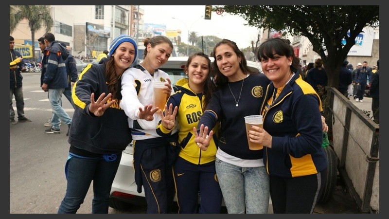 Hinchas canallas cerca del estadio.