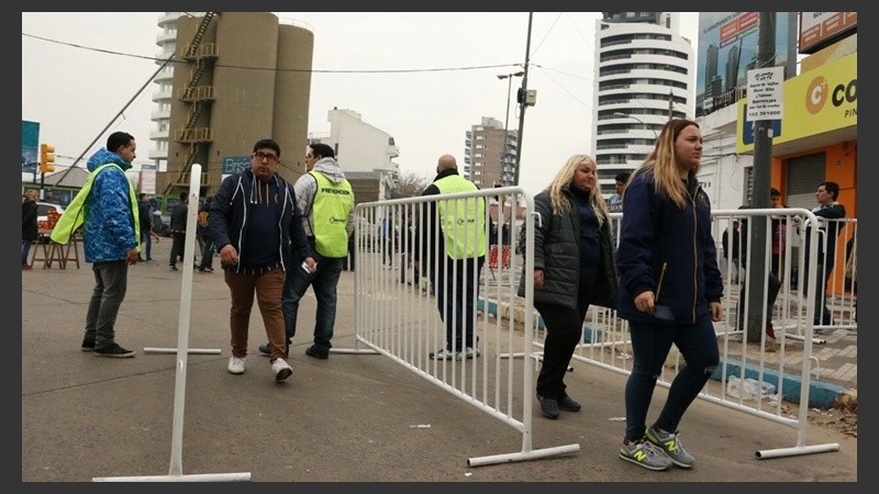 Controles en el ingreso, parte del operativo de seguridad.