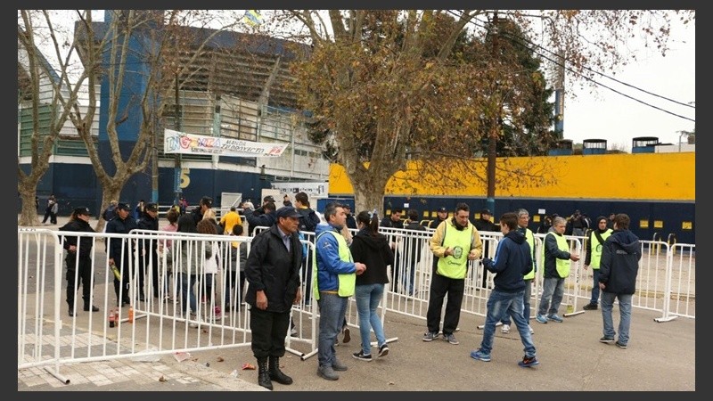 Los controles en el ingreso del estadio.