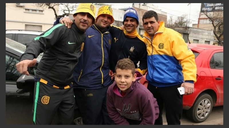 Grupos esperando el clásico.