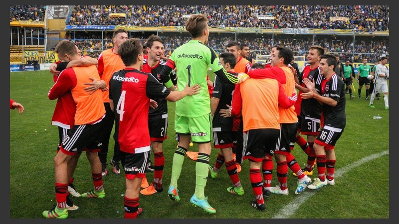 Los chicos leprosos festejan en el Gigante.