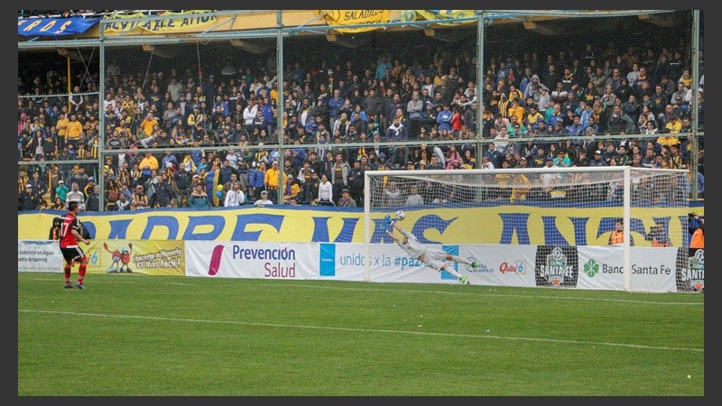 Tévez le dio la victoria a Newell´s en Arroyito.