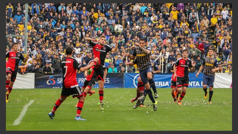 Mucha lucha y poco juego en el Gigante.