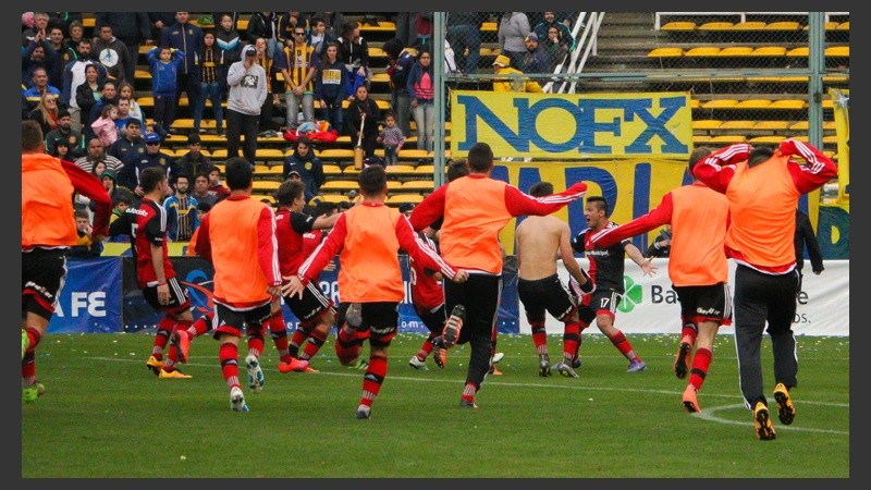 Todos con Tévez. El festejo de los pibes de Newell´s en el Gigante.