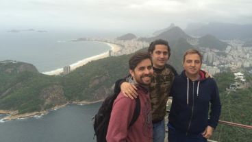 Los tres periodistas a cargo de la cobertura.
