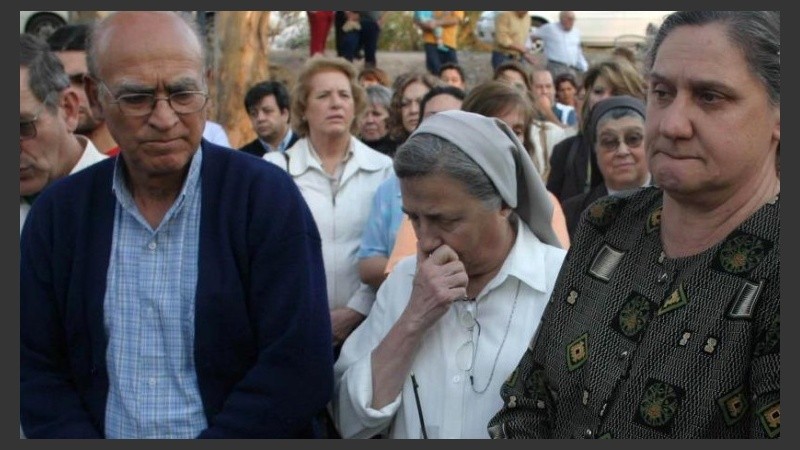 Elías junto a Ada y la hermana Pelloni.