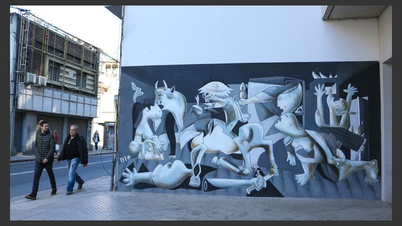 El Guernica de Picasso plasmado en Maipú al 900. (Alan Monzón/Rosario3.com)