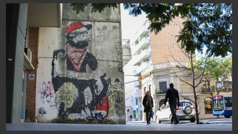 Un mono gigante impone su presencia en Maipú al 1300. (Alan Monzón/Rosario3.com)