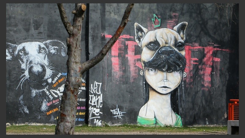 Otra de los murales en la plaza Tarragó Ros en la zona sur de Rosario. (Alan Monzón/Rosario3.com)