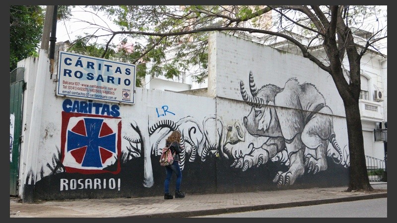 El frente de Cáritas Rosario (Balcarce al 1000) tiene su inmenso mural. (Alan Monzón/Rosario3.com)