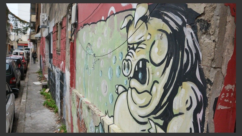 En Pasaje Tallier (3 de Febrero casi Oroño) un mural viejo -y escondido- pero con personajes extraños. (Alan Monzón/Rosario3.com)