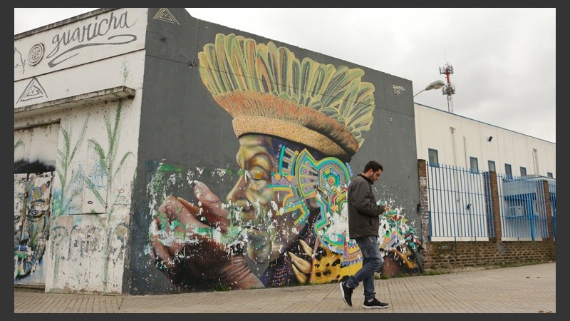 Aún quedan restos de un gran mural pintado en Alberdi y Cándido Carballo en 2012. (Alan Monzón/Rosario3.com)