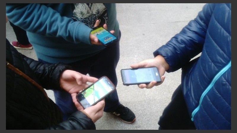 Alumnos aprovecharon los recreos para jugar con la aplicación.