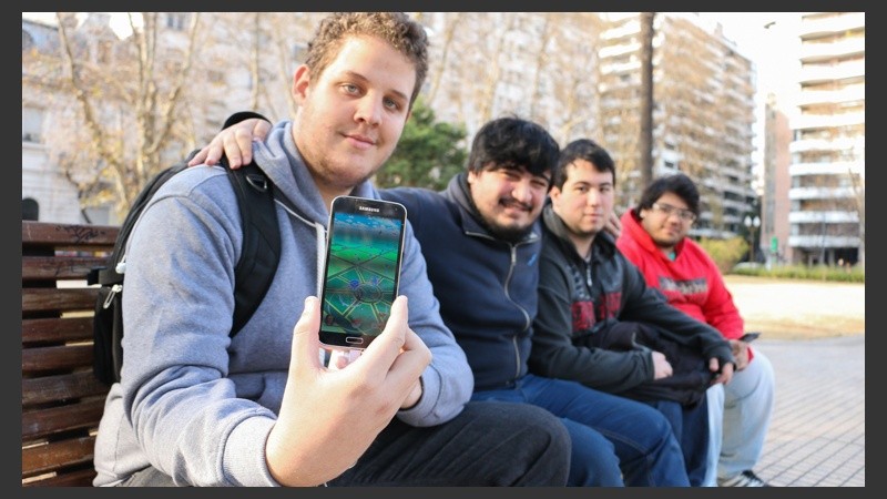 Fiebre por los pokemones en plaza San Martín.