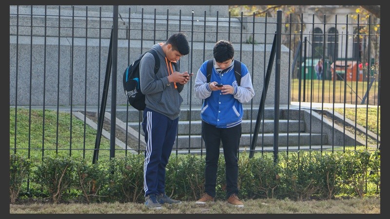 Fiebre por los pokemones en plaza San Martín.