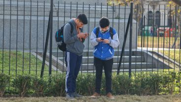 Fiebre por los pokemones en plaza San Martín.