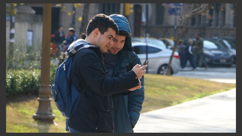 Fiebre por los pokemones en plaza San Martín.