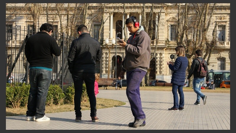 Fiebre por los pokemones en plaza San Martín.