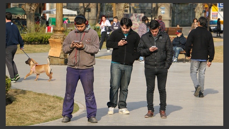 Fiebre por los pokemones en plaza San Martín.