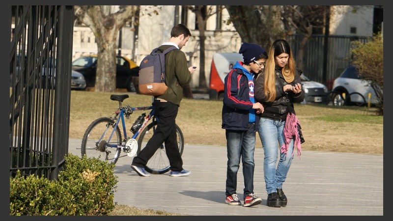 Fiebre por los pokemones en plaza San Martín.