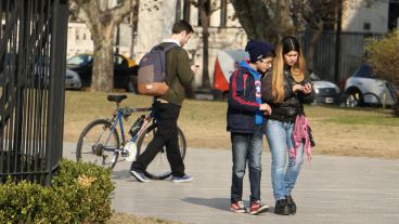 Fiebre por los pokemones en plaza San Martín.