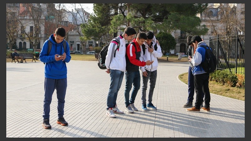 Fiebre por los pokemones en plaza San Martín.
