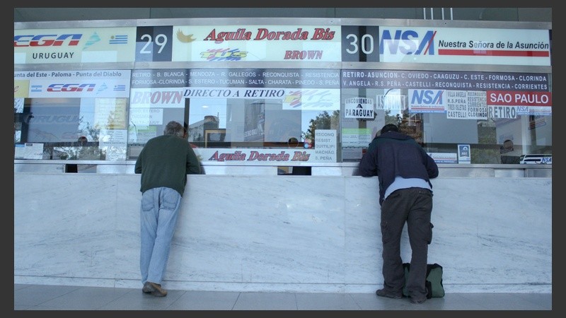 Los pasajeros trataban de averiguar que pasaría con sus traslados. 