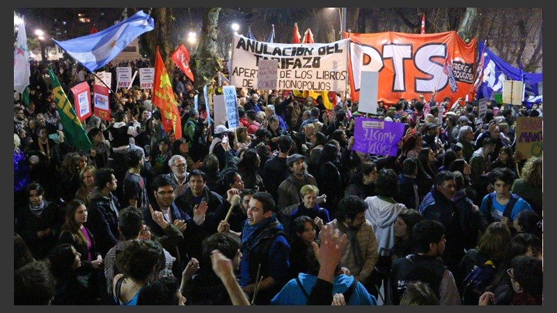 El acto central se realizó en la plaza San Martín frente a la Sede de Gobierno.