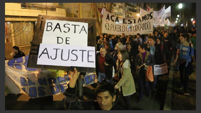 Hubo una marcha de varias cuadras desde Tribunales a Gobernación por calle Oroño.