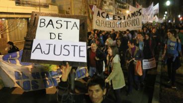 Hubo una marcha de varias cuadras desde Tribunales a Gobernación por calle Oroño.