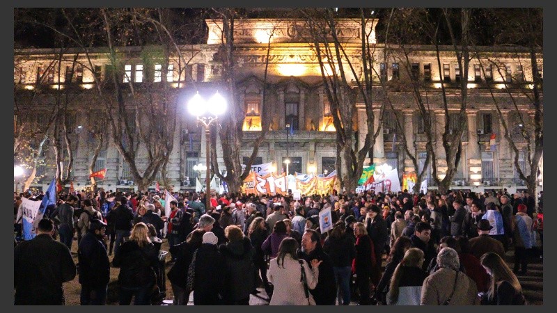 El acto central se realizó en la plaza San Martín frente a la Sede de Gobierno.