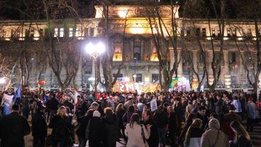 El acto central se realizó en la plaza San Martín frente a la Sede de Gobierno.