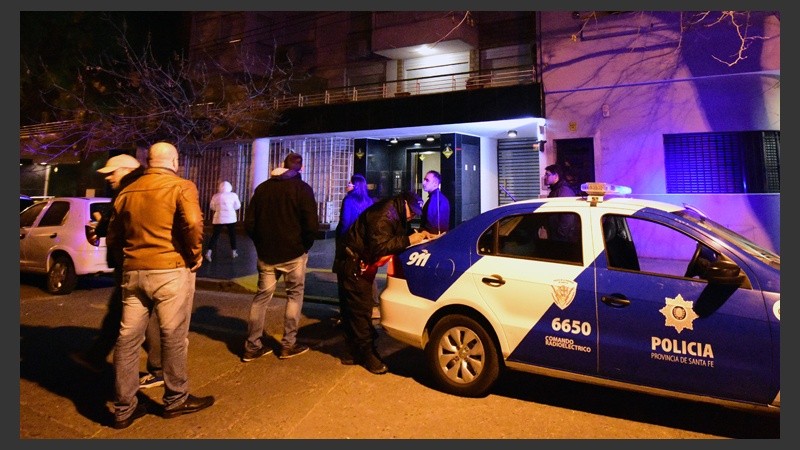 La policía y curiosos frente a la casa del dirigente de Newell´s tras el episodio. 