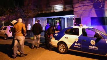 La policía y curiosos frente a la casa del dirigente de Newell´s tras el episodio.